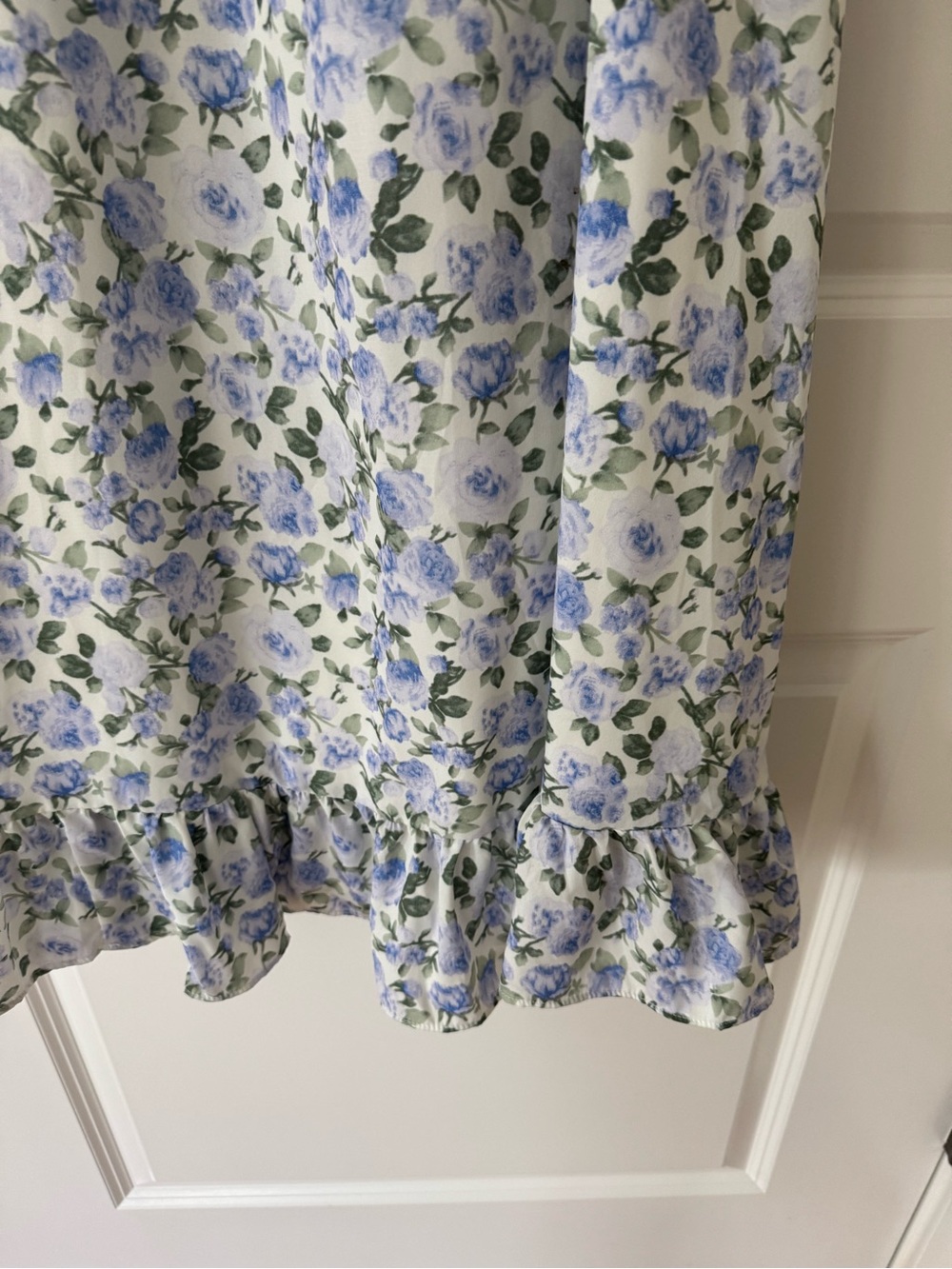 Sister Jane floral Puff-Sleeve Midi Dress in Light Blue and White. Size medium - Picture 3 of 4